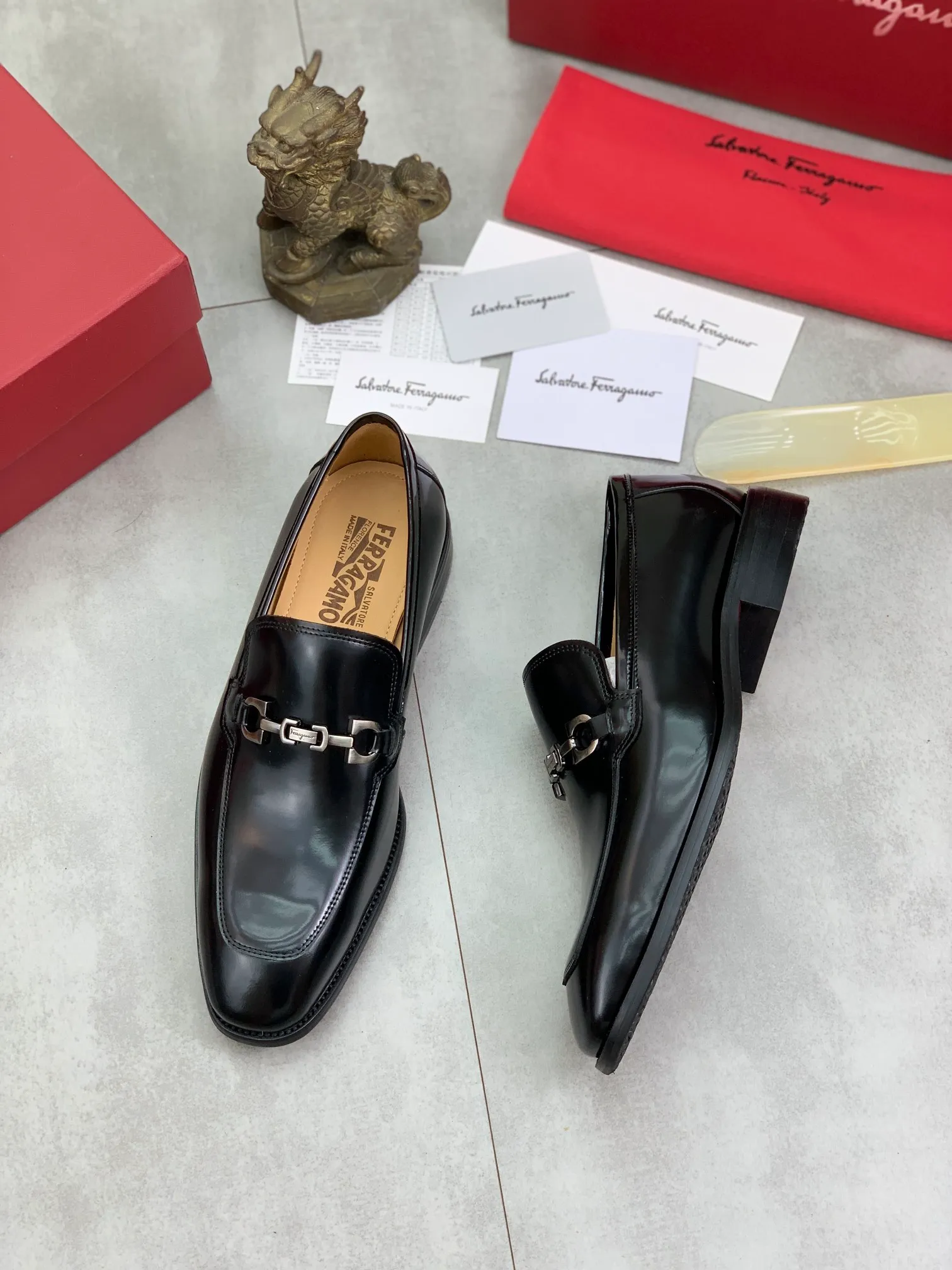 Men's Men's Shoes 💰P460💰[New Style] Water-dyed Niuli 🆘[Salvatore Ferragamo] Ferragamo's latest casual business leather shoes for men! Available at counters simultaneously! The fabric is made of specially imported original pebbled calfskin, and the lining is made of imported water-dyed cowhide. It is absolutely luxurious and leads the fashion trend. Matching code: 38-45 (46 can be customized) Black, brown and burgundy colors available
